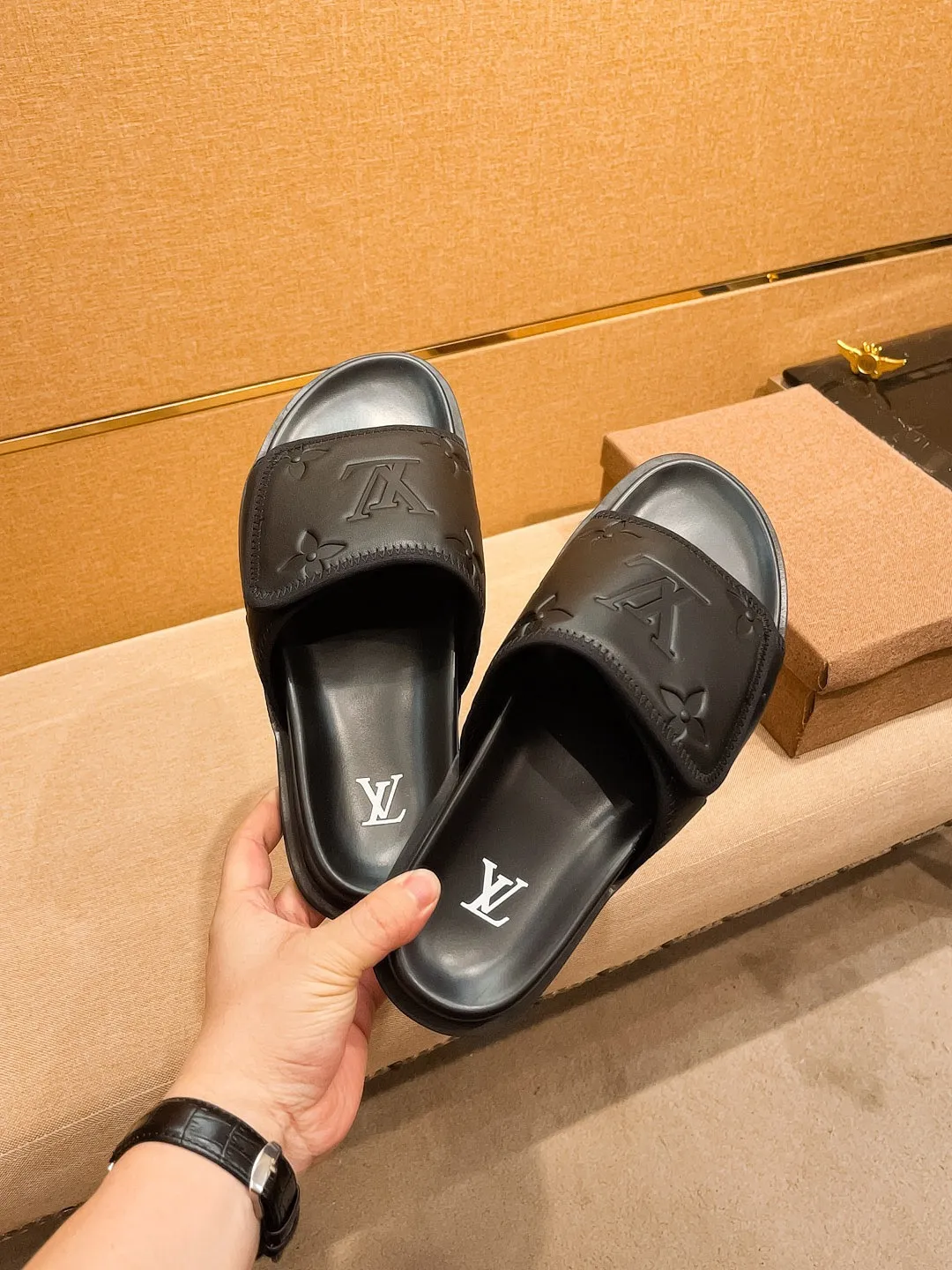 Men's men's shoes 💰 320💰 New model on the market 🔥[LV🔥 Louis Vuitton slippers] High-end 1:1 mold customization, original upgraded version of the outsole, lighter and non-slip. The market's top quality, fashionable and trendy, versatile and popular, simple yet tasteful, a must-have for fashionistas, exuding a fashionable and casual atmosphere, fashion is at your feet, full of confidence, the same style at the counter 👍The season of spring and summer slippers is here, super beautiful to wear, 38-44 2⃣️colors available🔥